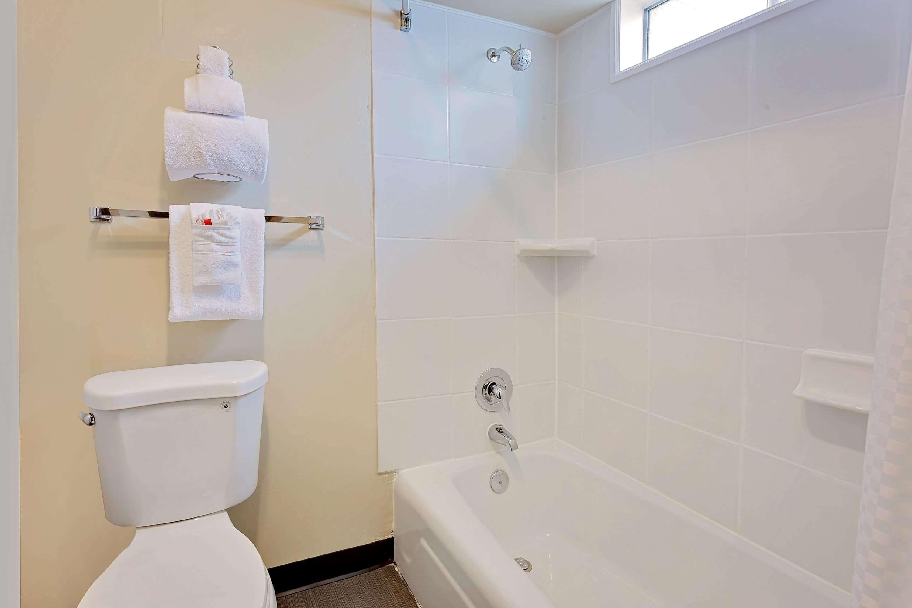Ensemble douche/baignoire, articles de toilette gratuits, sèche-cheveux