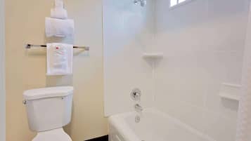 Ensemble douche/baignoire, articles de toilette gratuits, sèche-cheveux