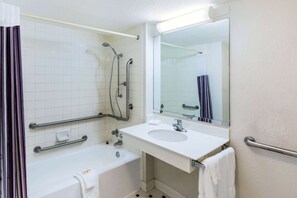 Combined shower/tub, free toiletries, hair dryer, towels - La Quinta Inn by Wyndham Lufkin (Lufkin)
