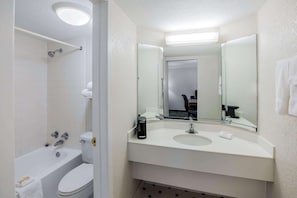 Combined shower/tub, free toiletries, hair dryer, towels