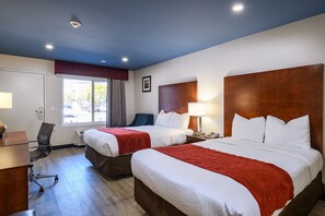 Standardzimmer, 2 Doppelbetten, Nichtraucher, Kühlschrank und Mikrowelle (Single Use) | 1 Schlafzimmer, Daunenbettdecken, Zimmersafe, Schreibtisch