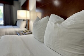 Habitación estándar, 2 camas matrimoniales, para no fumadores (Single Use) | Edredón, caja de seguridad en la habitación y escritorio