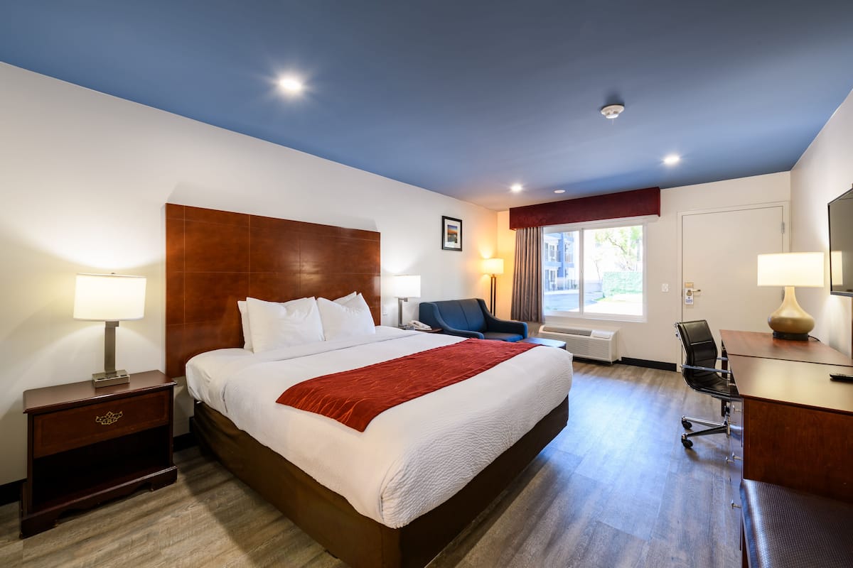 Down duvets, in-room safe, desk, iron/ironing board