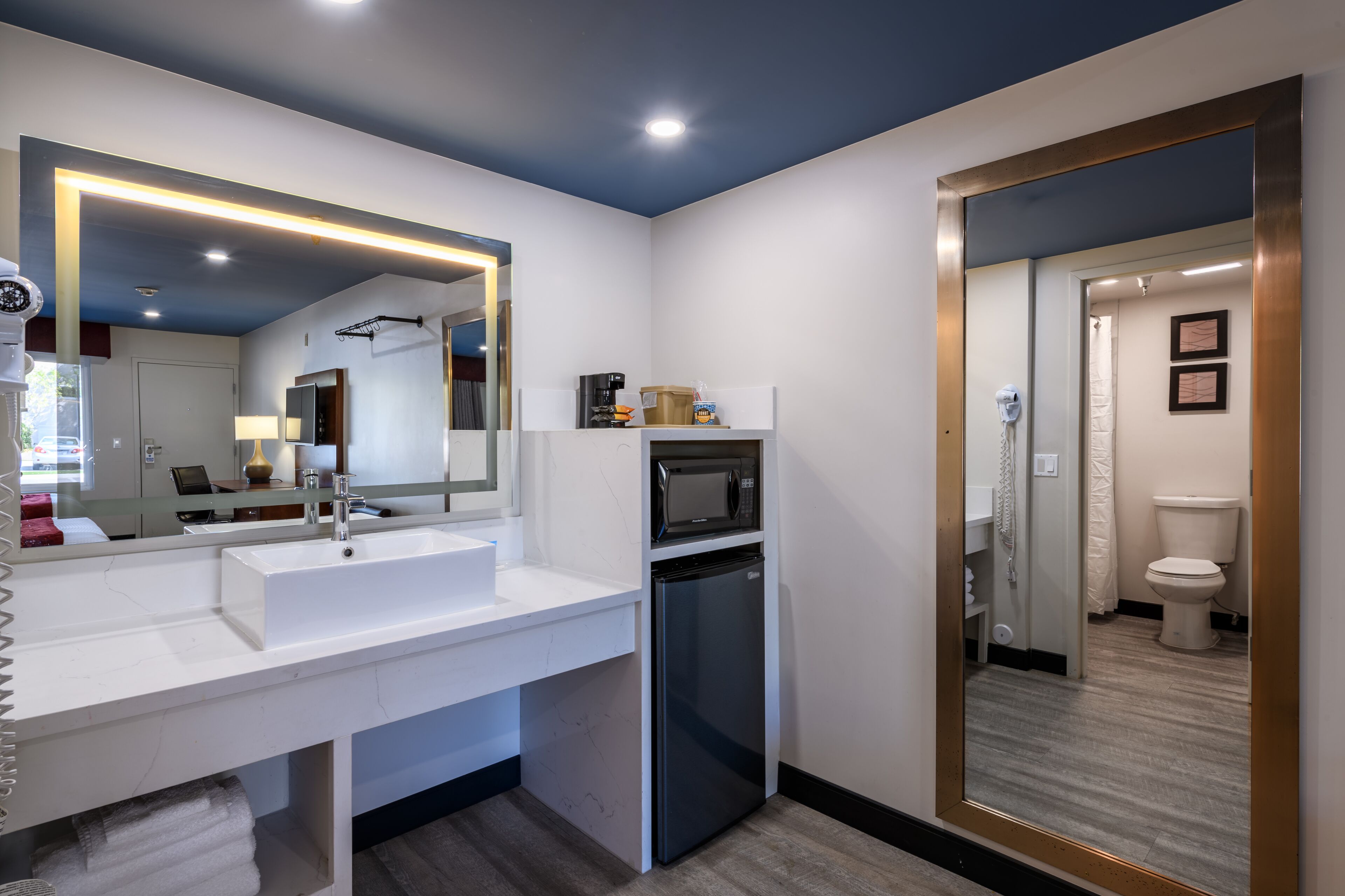 Habitación estándar, 2 camas dobles, no fumadores, frigorífico y microondas (Single Use) | Baño | Ducha y cabezal de ducha con hidromasaje