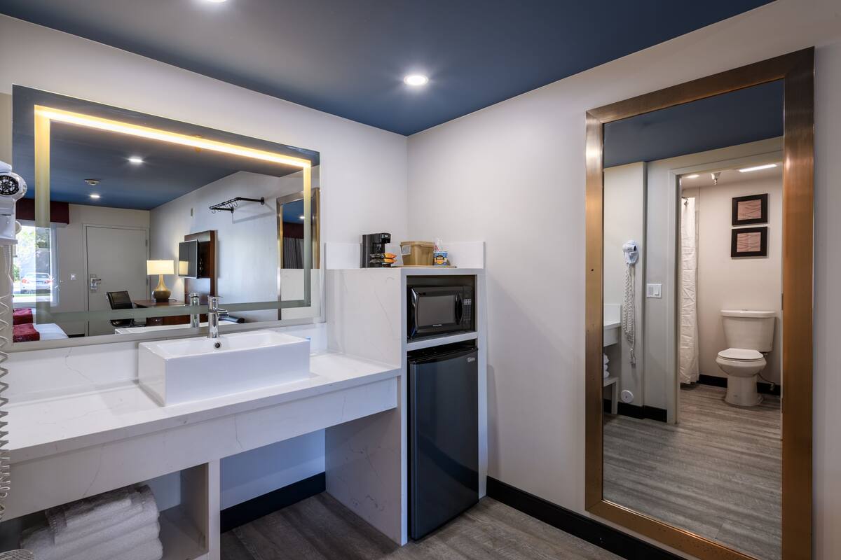 standard room, 2 double beds, non smoking, refrigerator & microwave (single use) | bathroom | shower, hydromassage showerhead, free toiletries, hair dryer