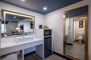 Habitación estándar, 2 camas matrimoniales, para no fumadores (Single Use) | Baño | Regadera, regadera con hidromasaje, amenidades de baño gratuitas