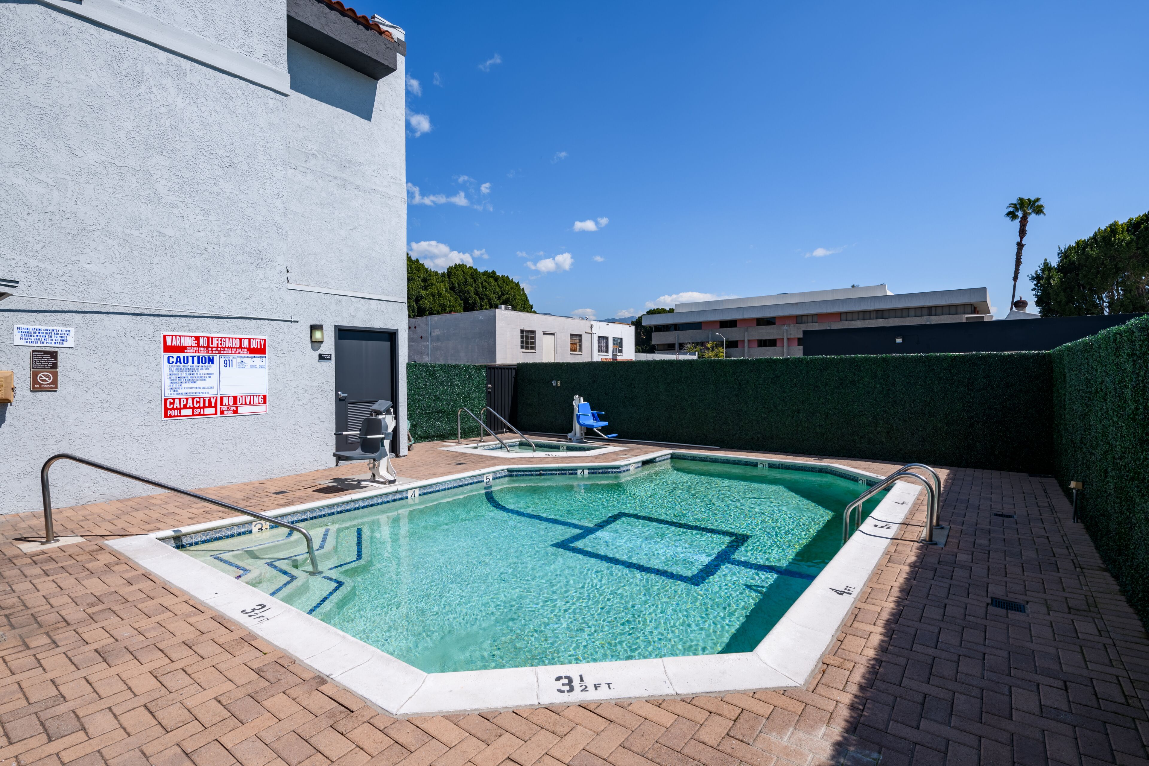 Una piscina al aire libre de temporada