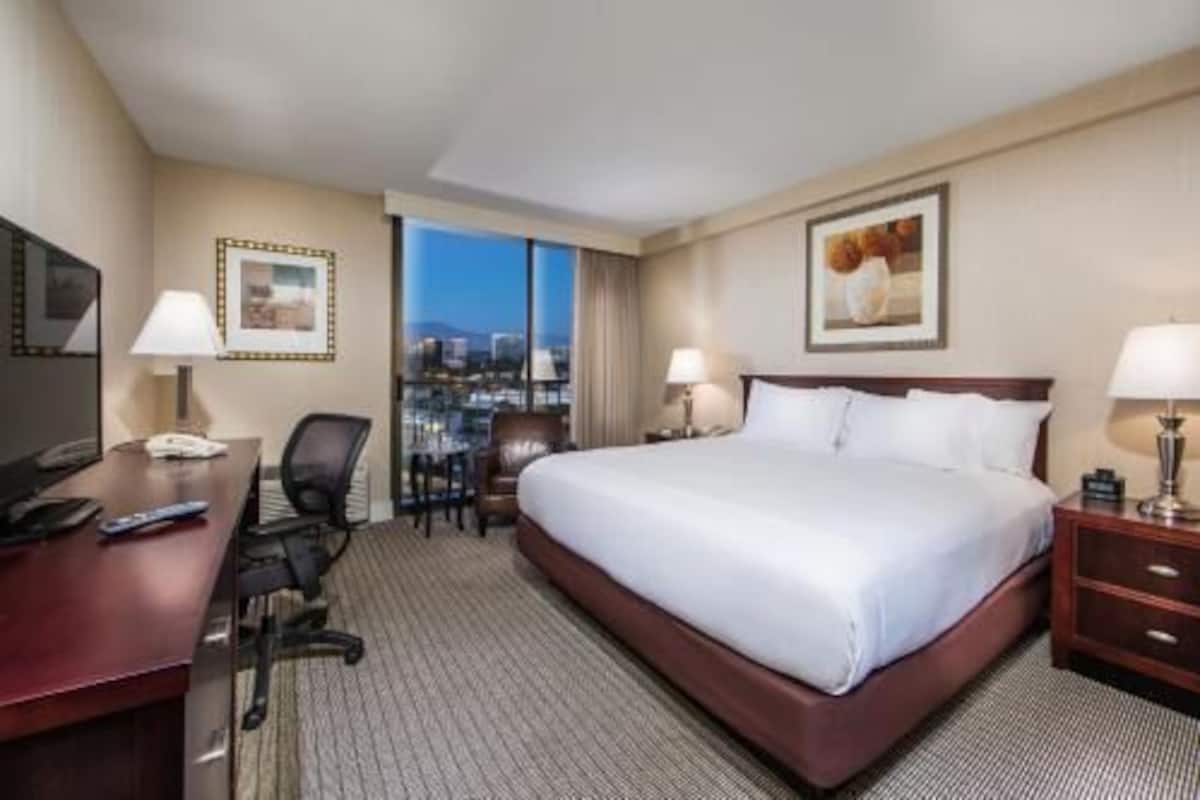 Premium bedding, pillowtop beds, in-room safe, desk