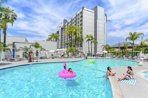 Outdoor pool, sun loungers - Hilton Irvine/Orange County Airport (Irvine)