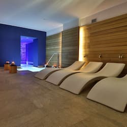 Sauna, bain à remous, soins corporels, enveloppements corporels