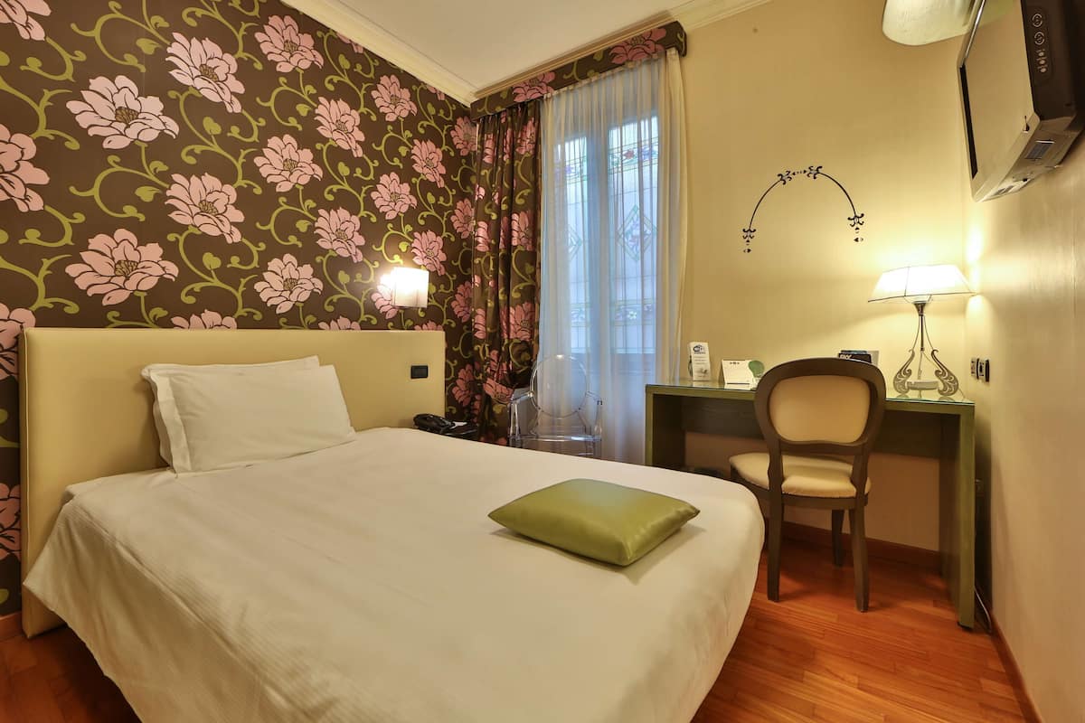 Hypo-allergenic bedding, minibar, in-room safe, individually furnished