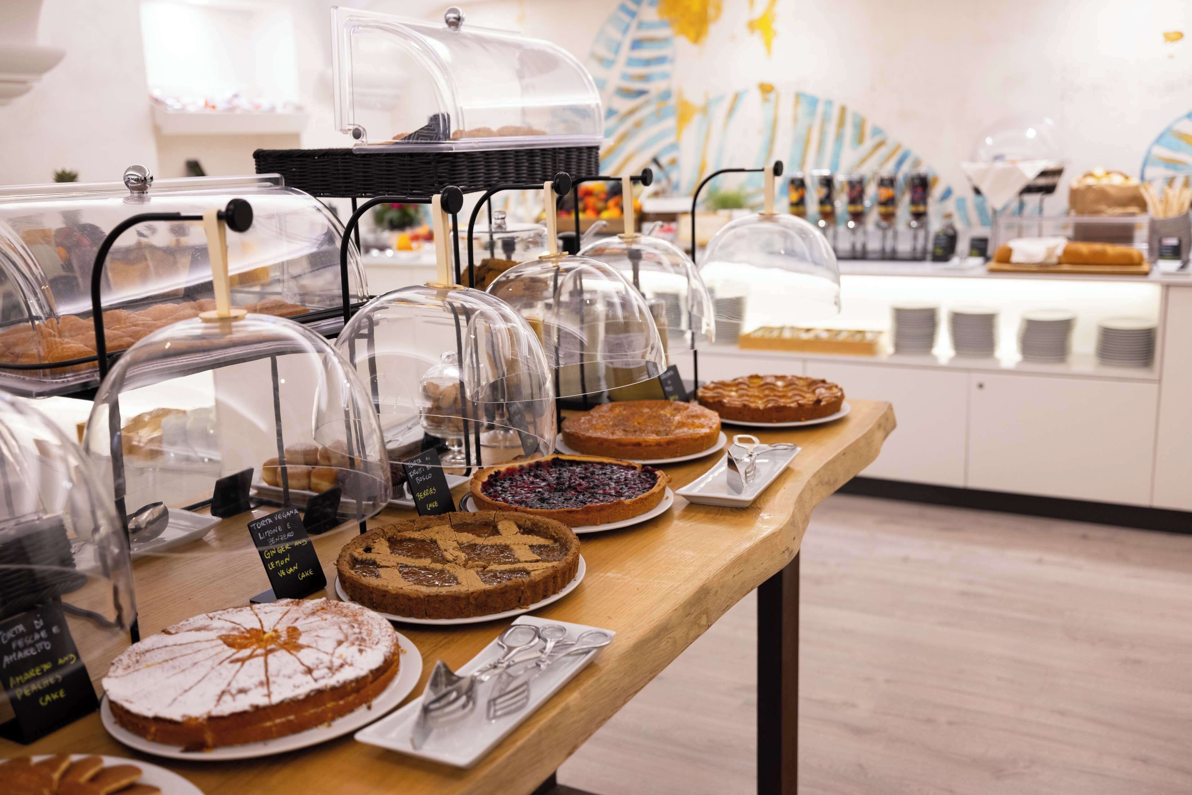 朝食 (ビュッフェ)、毎日提供 (1 名様 10 EUR)