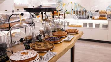 TĂ€gliches FrĂŒhstĂŒcksbuffet (10 EUR pro Person)