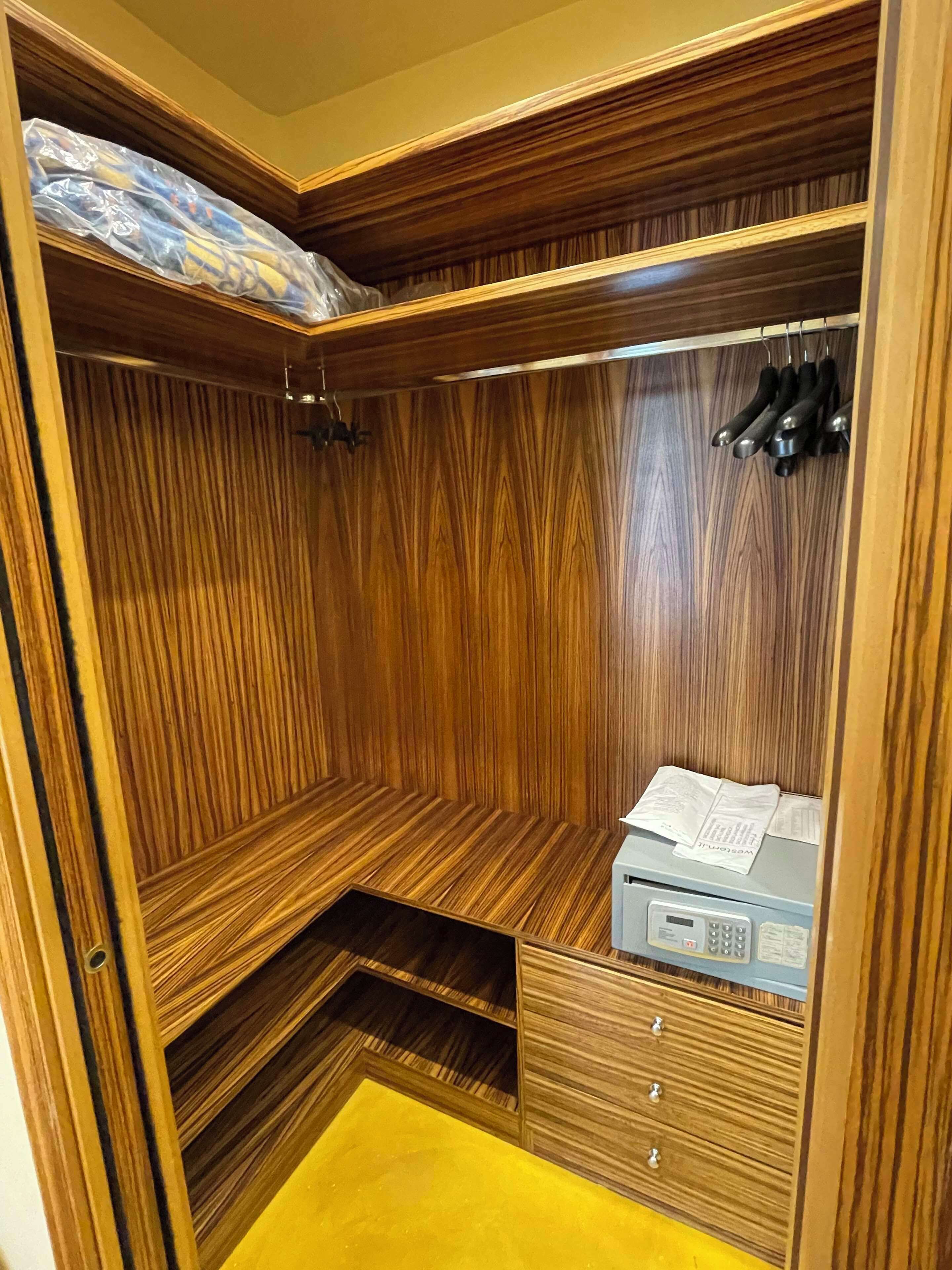 standard apartment, 1 queen bed, non smoking, kitchen | 1 bedroom, hypo-allergenic bedding, minibar, in-room safe