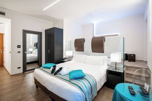 Roba de llit hipoal·lergògena, minibar i caixa forta a l'habitació 