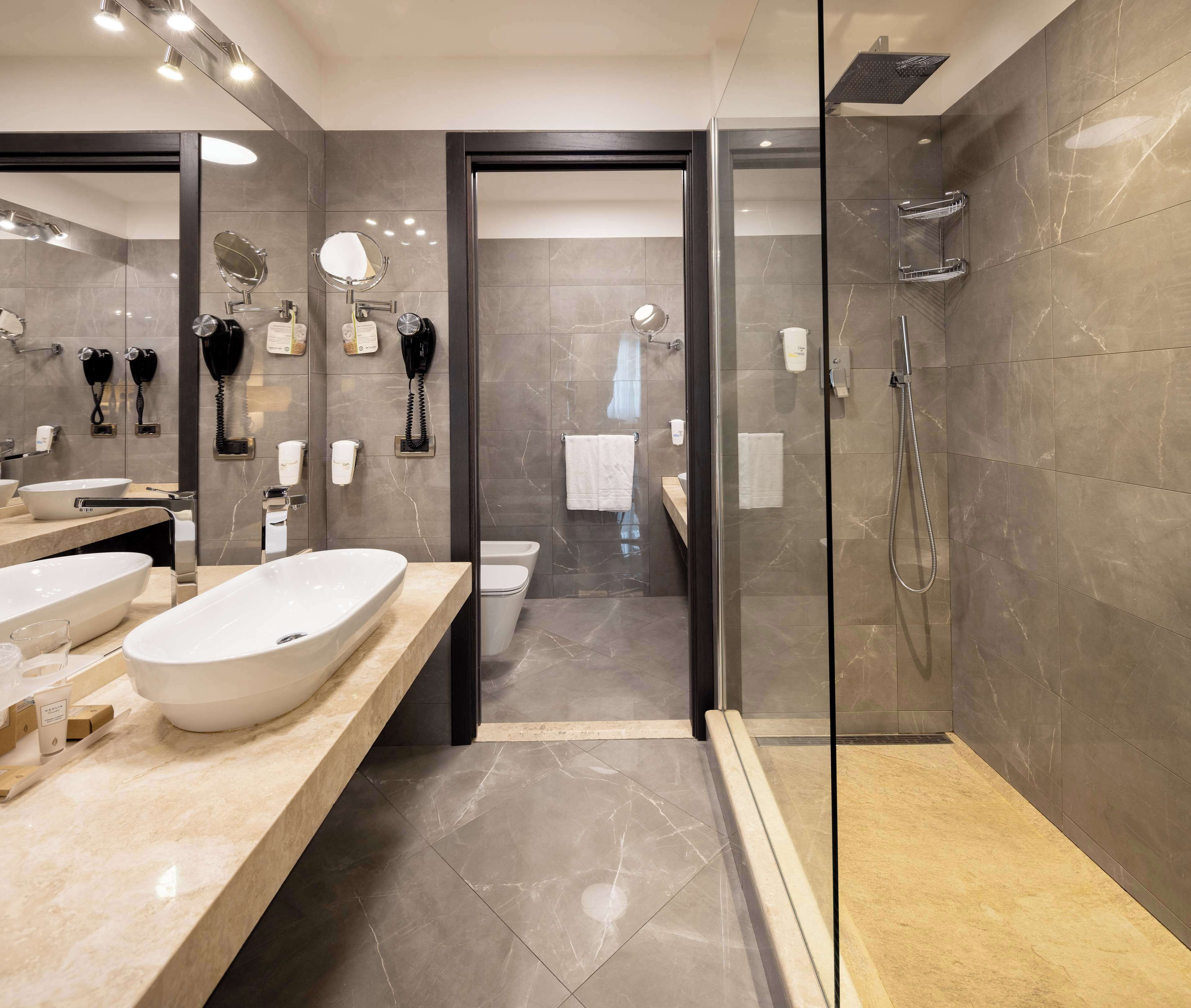 Classic-Dreibettzimmer, Mehrere Betten | Badezimmer | Dusche, kostenlose Toilettenartikel, Haartrockner, Bademäntel