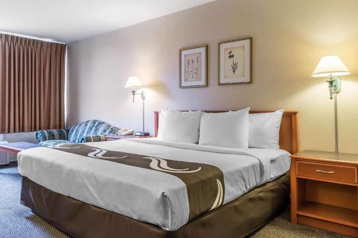 Ropa de cama de alta calidad, escritorio y cortinas blackout