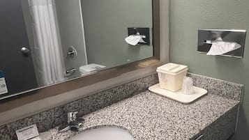 Combined shower/bathtub, free toiletries, hair dryer, towels