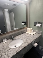 Ducha y bañera combinadas y artículos de higiene personal gratuitos
