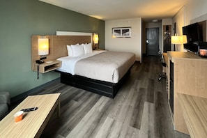 Room, 1 King Bed, Non Smoking (Upgrade) | Premium bedding, desk, blackout curtains, iron/ironing board - Quality Inn Hermitage South (Hermitage)