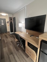 Ropa de cama de alta calidad, escritorio y cortinas blackout