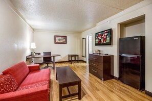 Suite, 1 cama de matrimonio grande, no fumadores, cocina básica | Escritorio, espacio para trabajar con un portátil, cortinas opacas