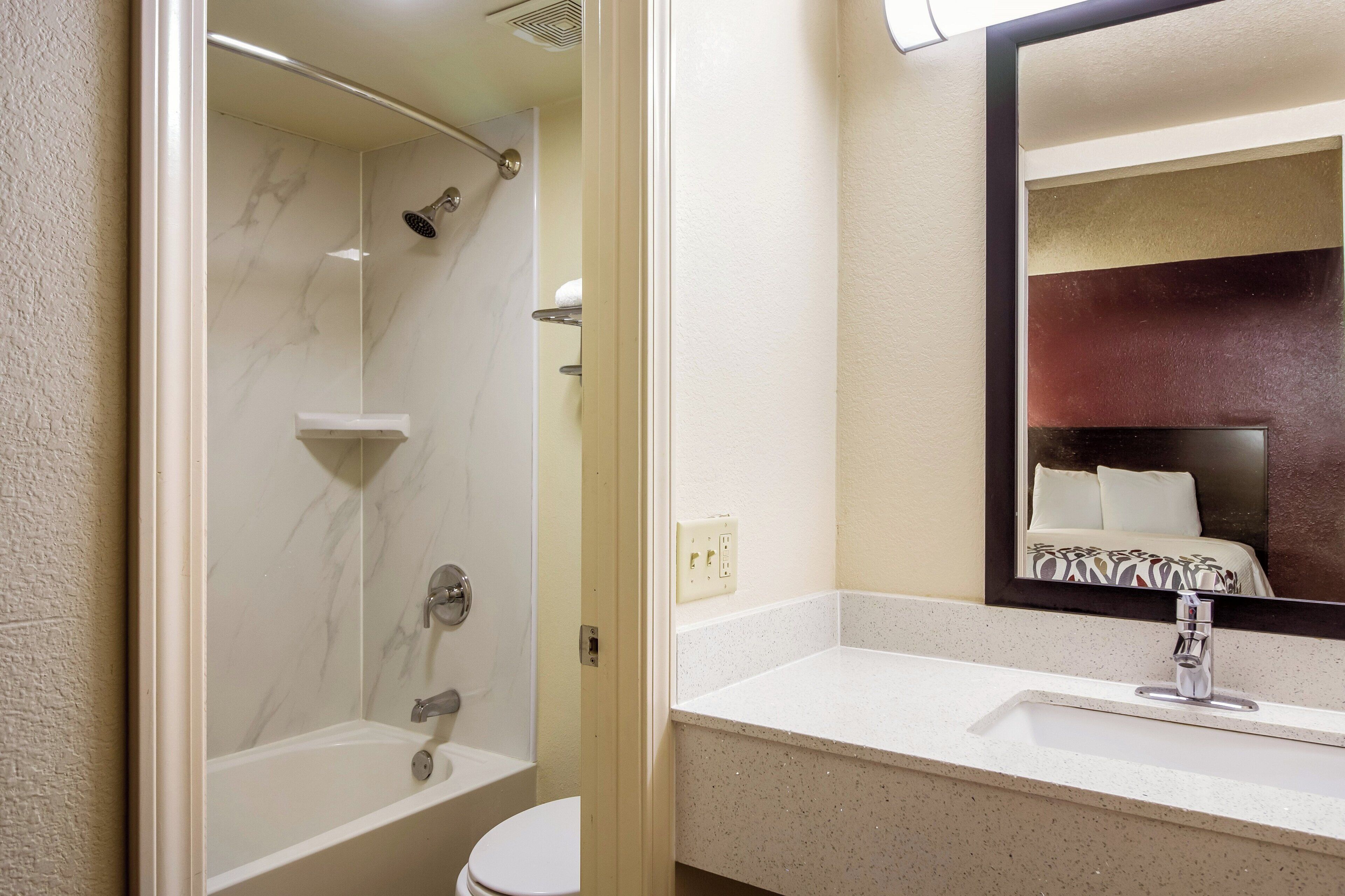 Un baño con bañera, inodoro y lavabo.