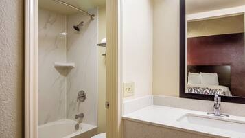 Un baño con bañera, inodoro y lavabo.