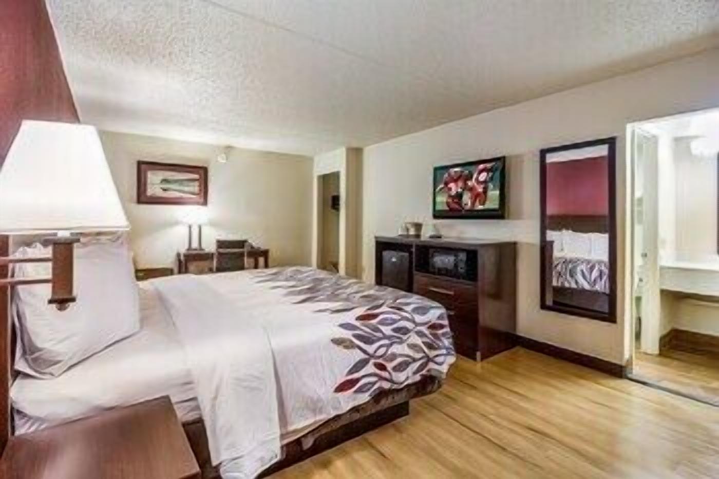 Desk, laptop workspace, blackout curtains, free cots/infant beds