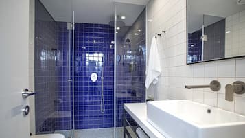Rainfall showerhead, free toiletries, hair dryer, towels