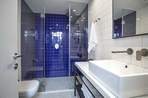 Rainfall showerhead, free toiletries, hair dryer, towels - Artist Hotel - an Atlas Boutique Hotel (Tel Aviv)