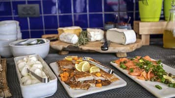 每日供應全套早餐 (費用另計)