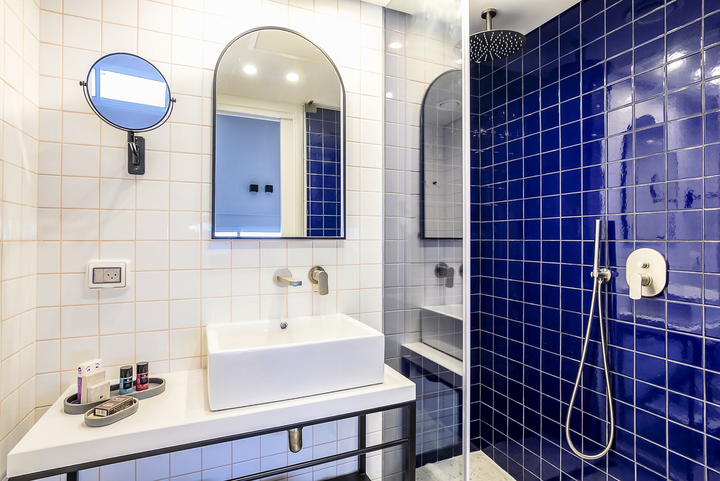 rainfall showerhead, free toiletries, hair dryer, towels