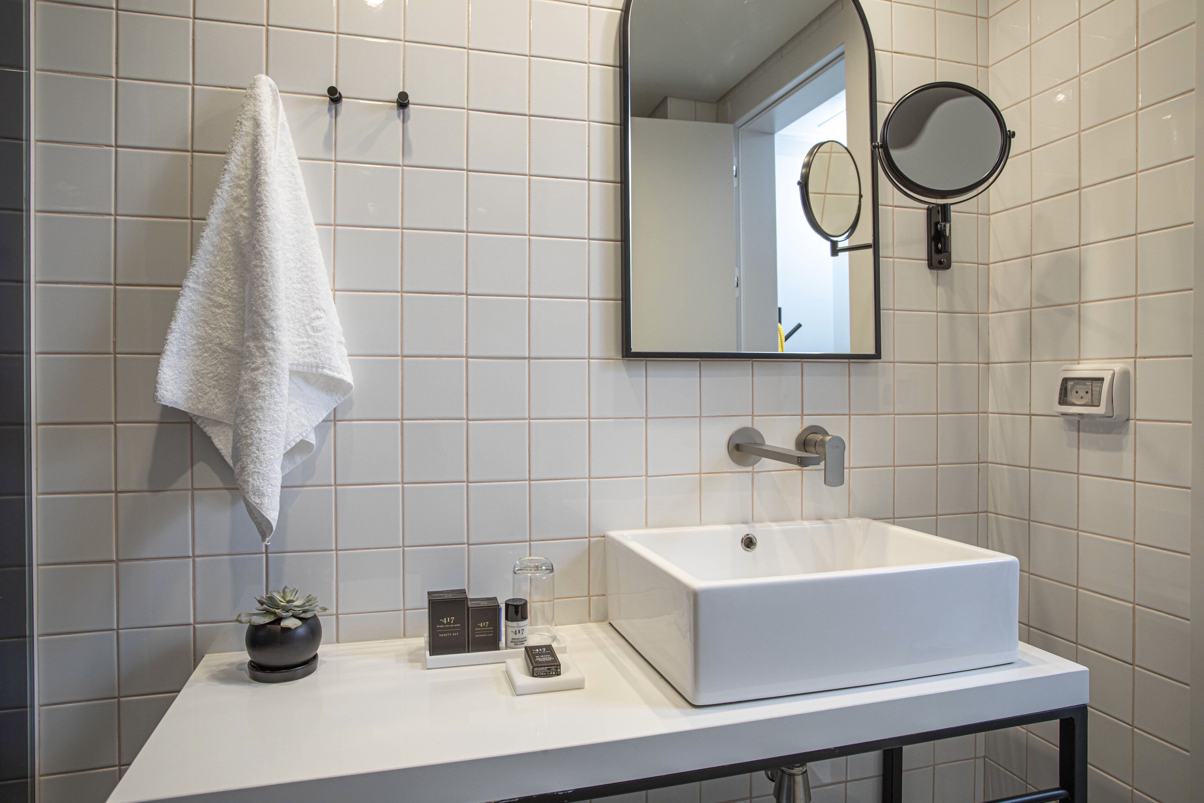 rainfall showerhead, free toiletries, hair dryer, towels