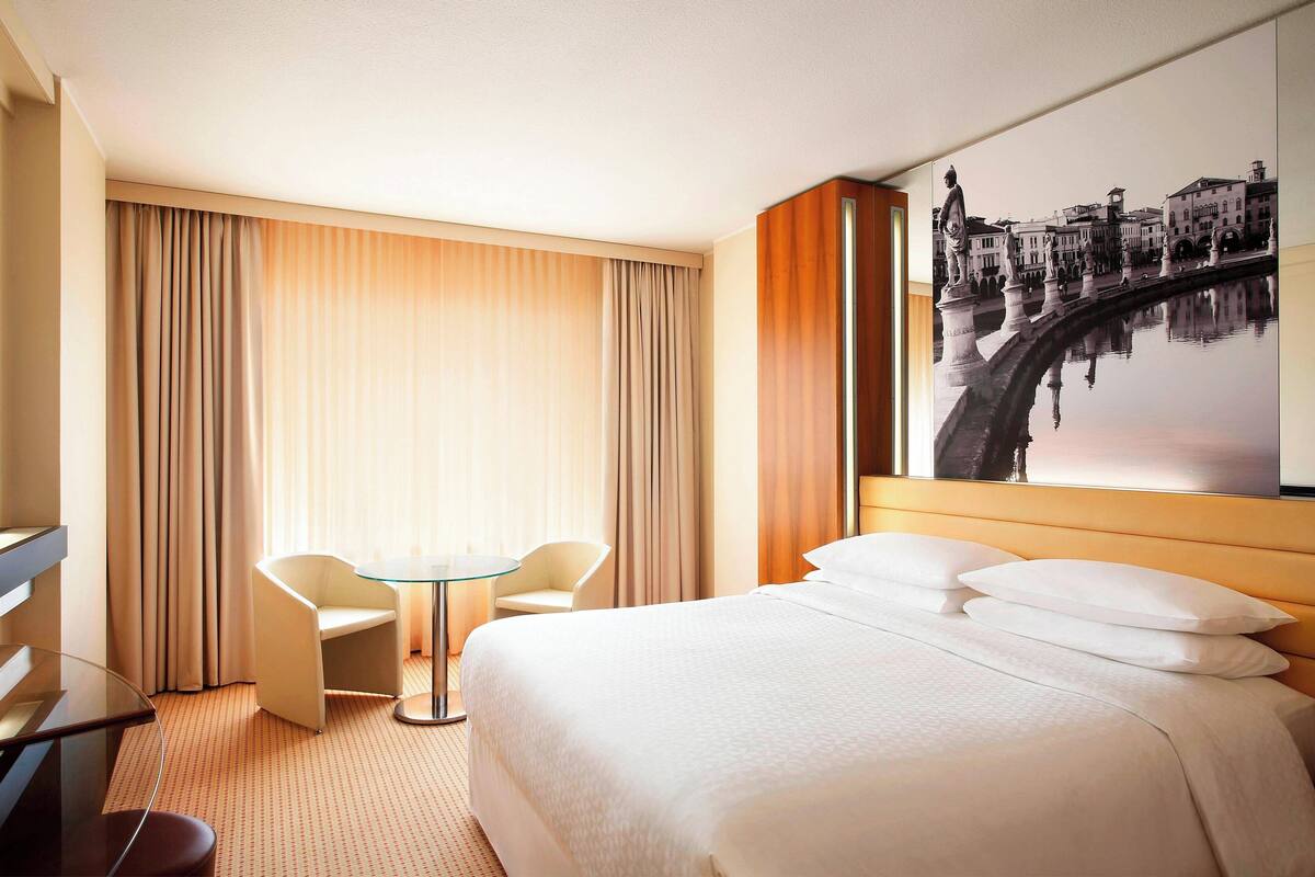 Deluxe Room, 1 Queen Bed | Premium bedding, minibar, in-room safe, desk