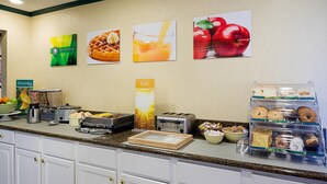 Una barra de desayuno con diferentes alimentos y un letrero que indica opciones 'Saludable' y 'Caliente'.