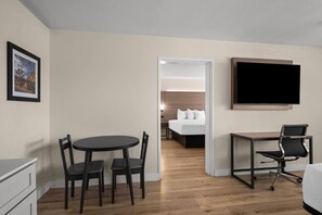 2 King Beds, Deluxe Suite, Kitchenette, Non-Smoking | Verdunkelungsvorhänge, Bügeleisen/Bügelbrett, kostenloses WLAN