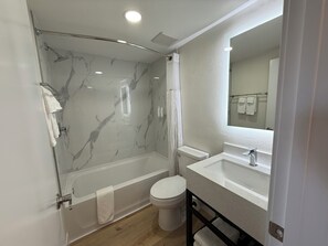 Combined shower/bathtub, hair dryer, towels