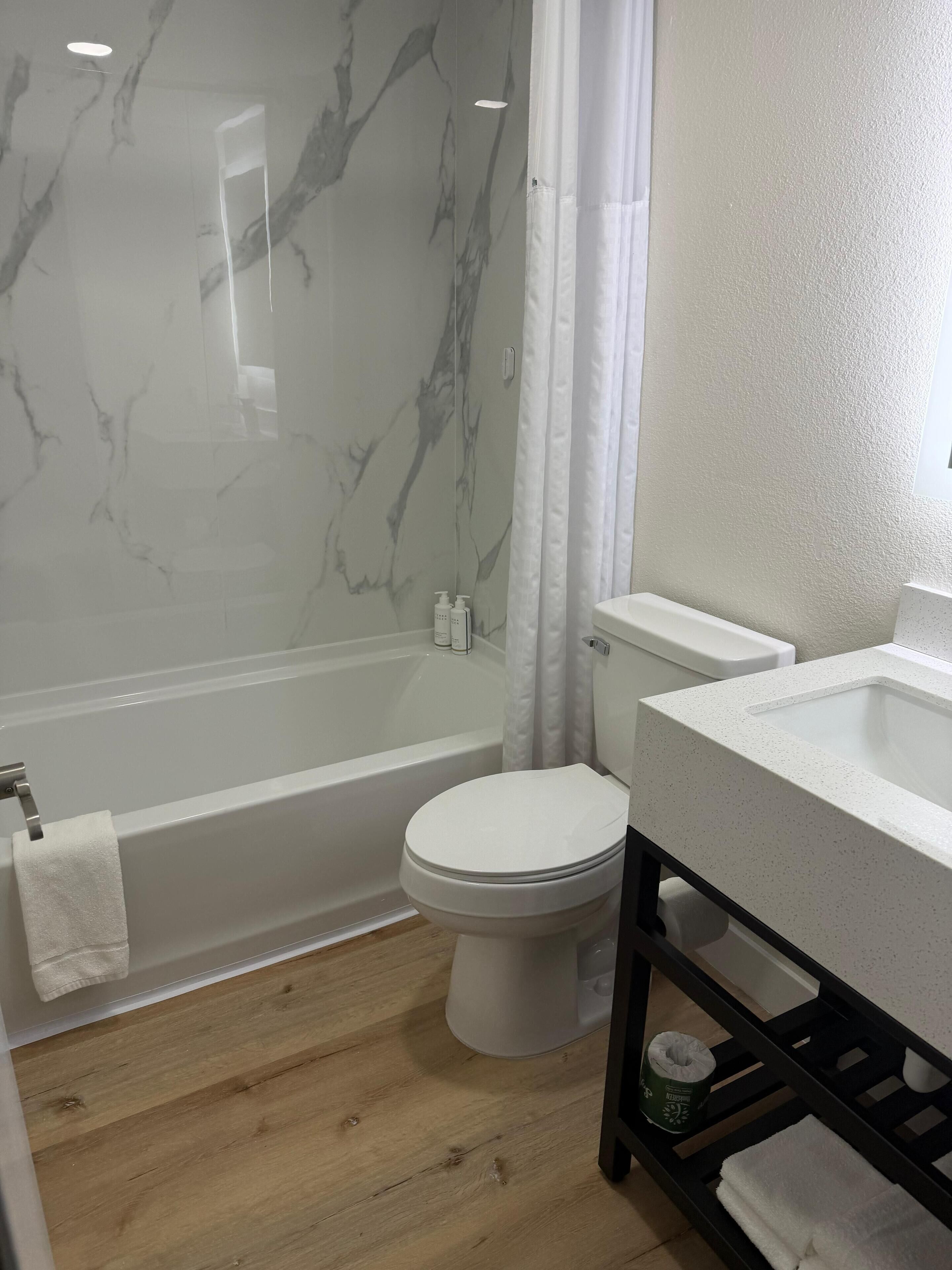 Combined shower/bathtub, hair dryer, towels