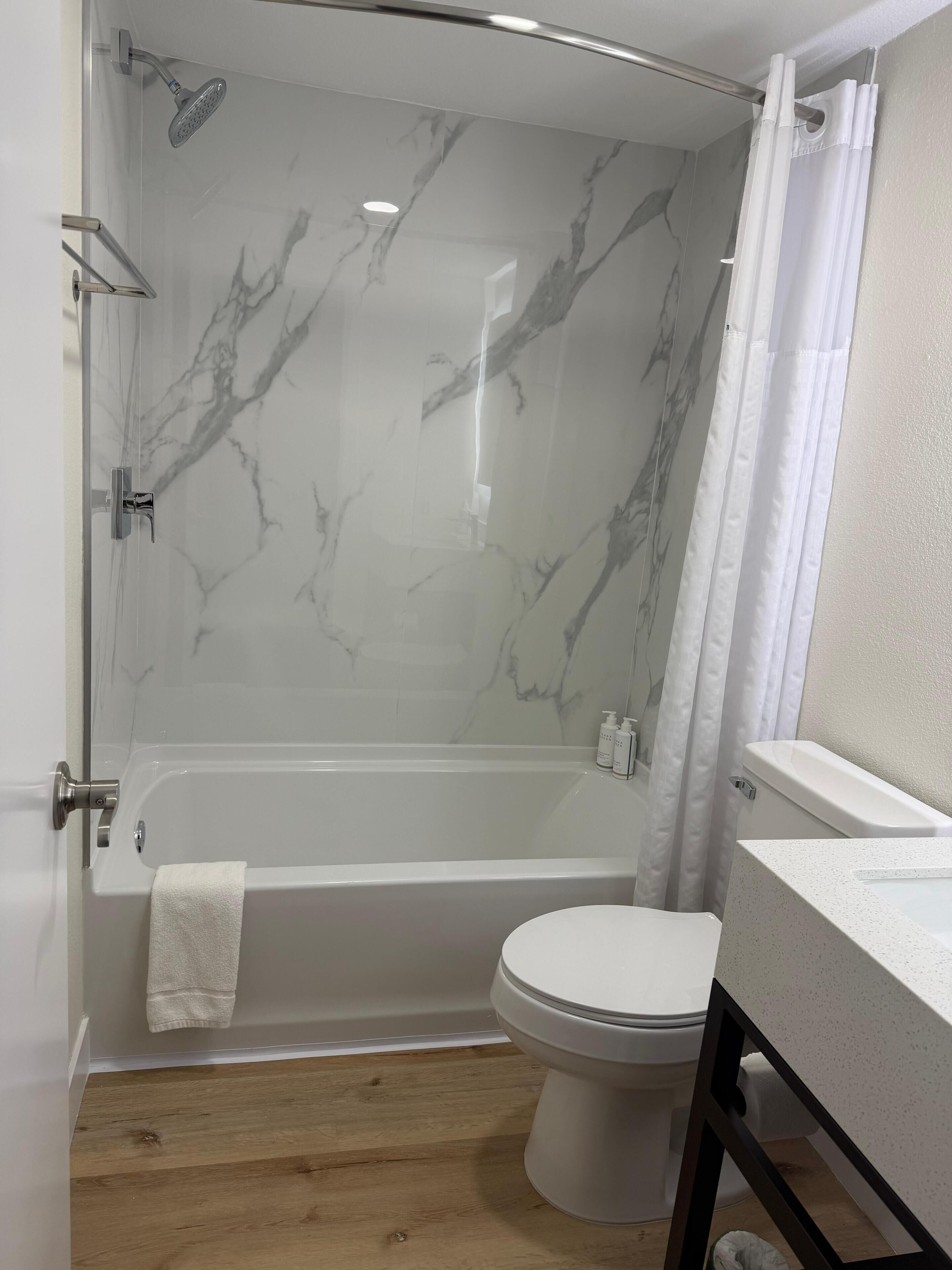 Ensemble douche/baignoire, sèche-cheveux, serviettes fournies