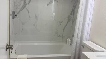 Duschwanne, Haartrockner, Handtücher