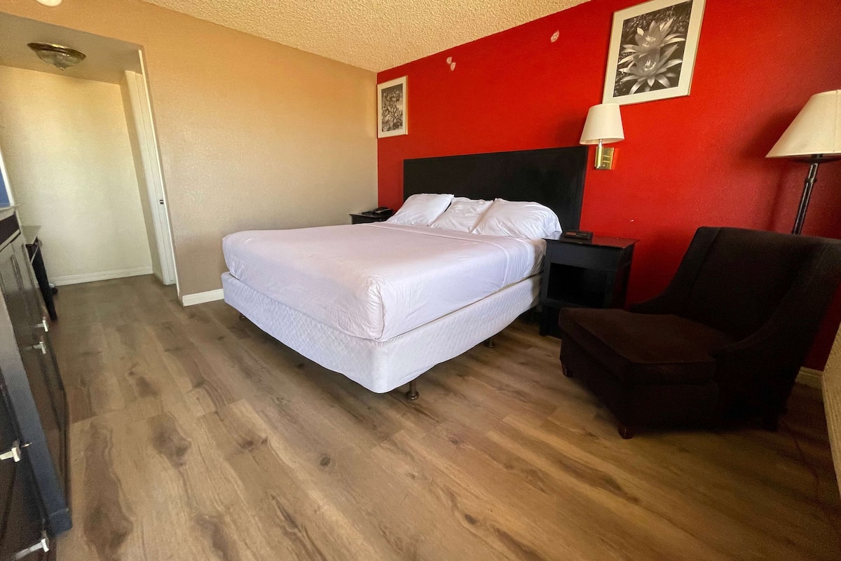 Habitación, 1 cama King size, para no fumadores | Cortinas blackout, tabla de planchar con plancha y wifi gratis