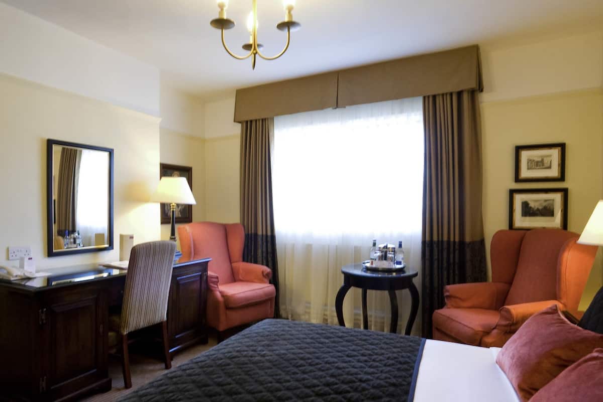 Hypo-allergenic bedding, minibar, in-room safe, desk