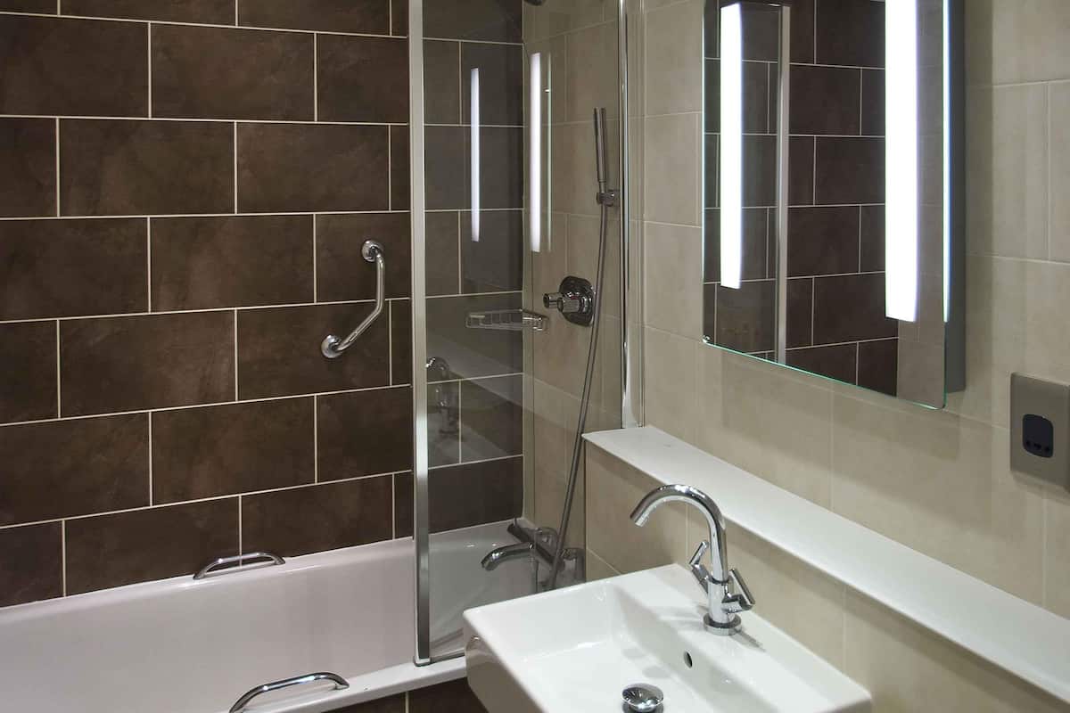 Hypo-allergenic bedding, minibar, in-room safe, desk