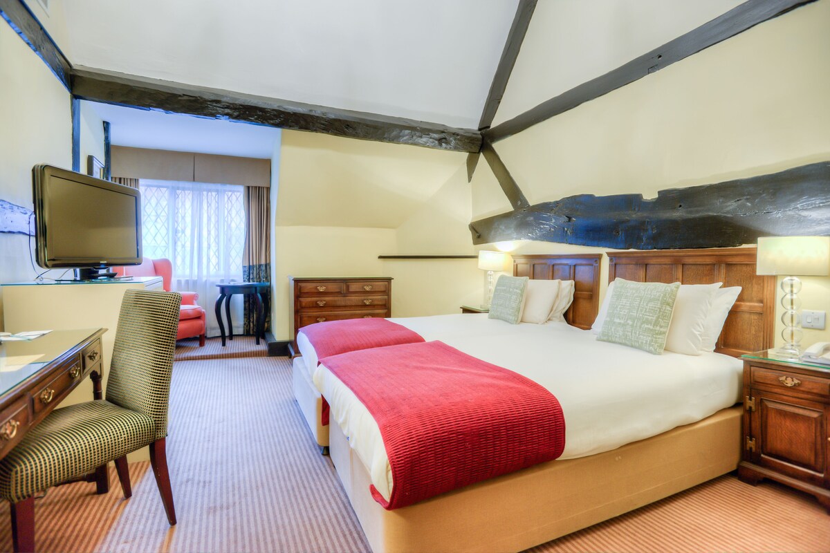 Classic Room, 2 Single Beds | Hypo-allergenic bedding, minibar, in-room safe, desk