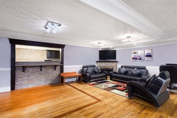 40-inch TV with cable channels - Days Inn by Wyndham Bowling Green (Bowling Green)