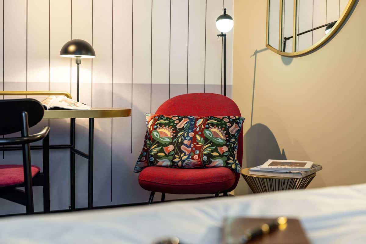 Literie hypoallergénique, coffres-forts dans les chambres, bureau