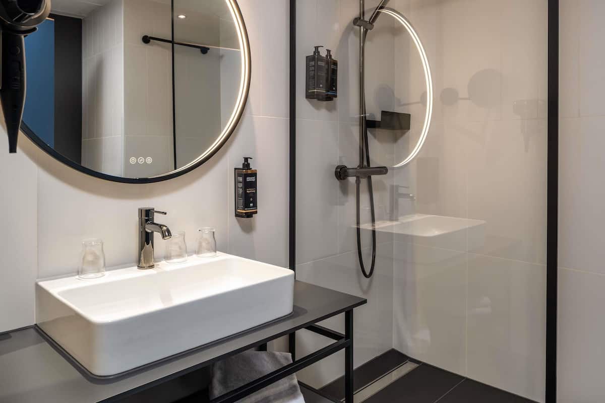 Literie hypoallergénique, coffres-forts dans les chambres, bureau