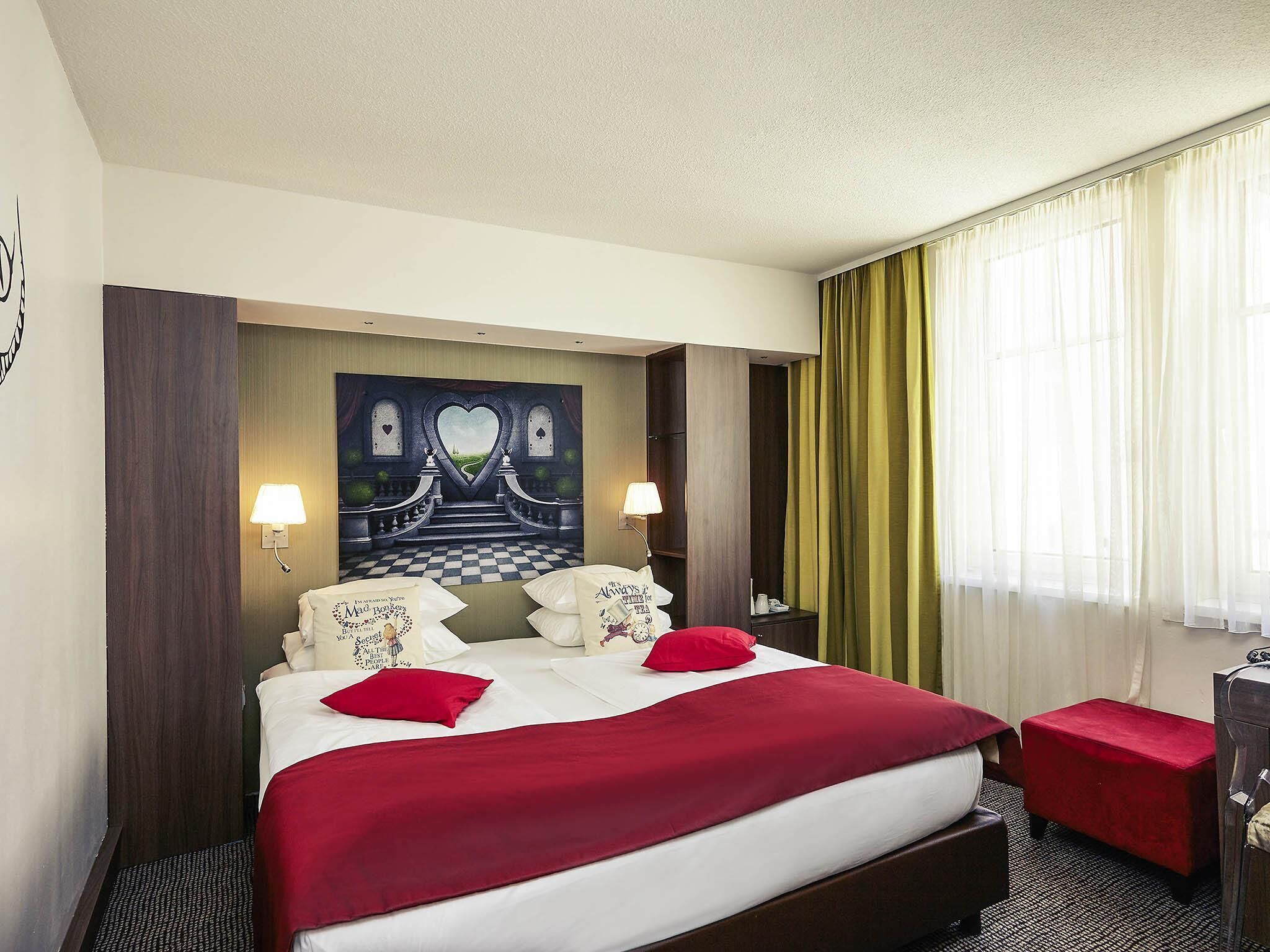 hypo-allergenic bedding, in-room safe, desk, laptop workspace