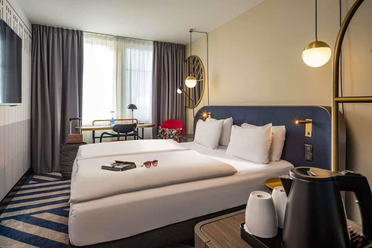 Quarto standard, 1 cama Queen | Roupas de cama antialérgicas, cofres nos quartos, escrivaninha